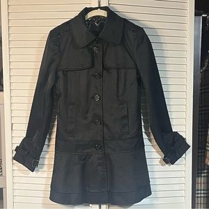 NWOT Women’s GUESS black medium button down mid thigh jacket $43